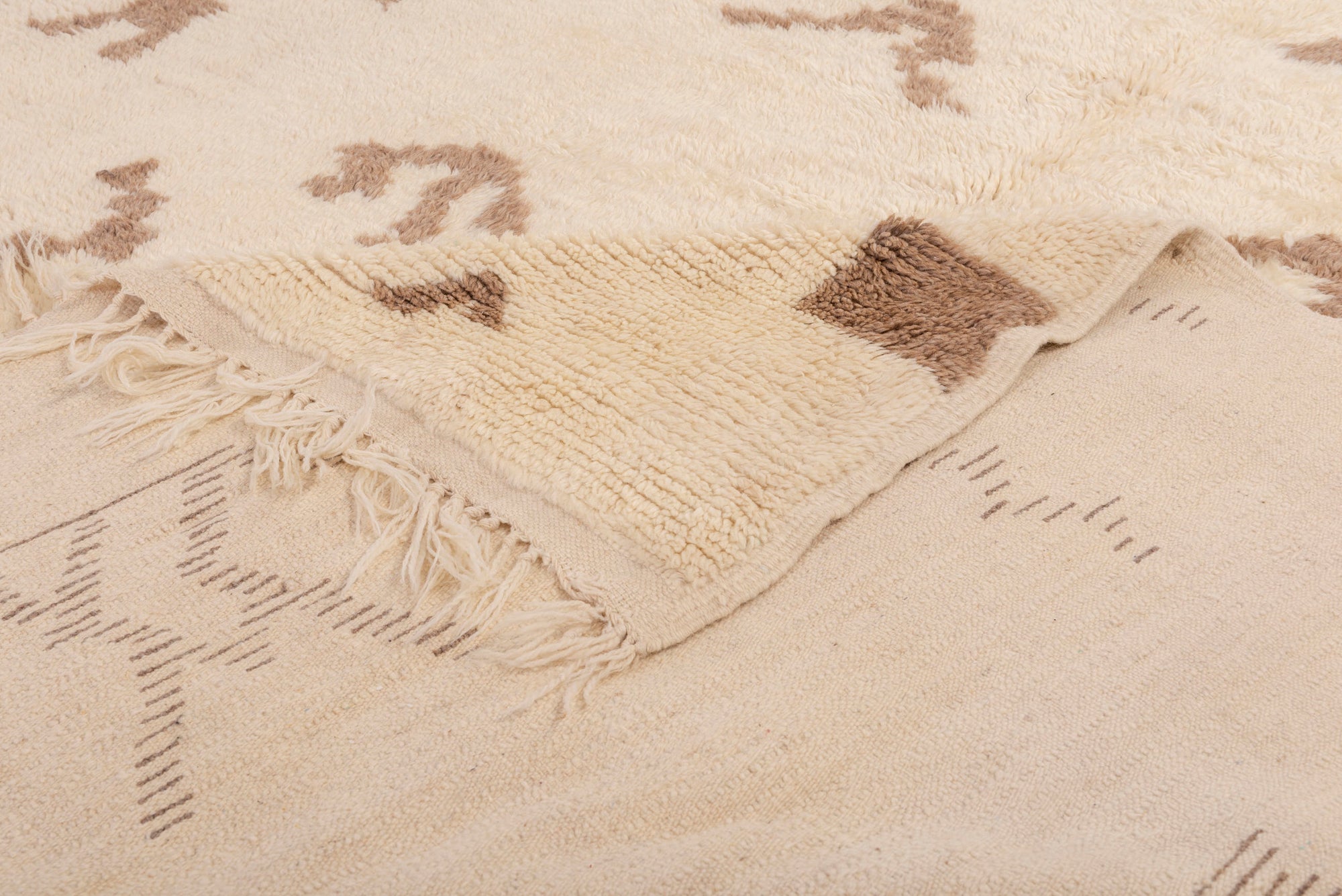  Classic Ivory Mountain Escape Rug: Featuring a serene ivory base adorned with intricate brown mountain motifs, this Berber rug captures the essence of timeless mountain landscapes in every thread.