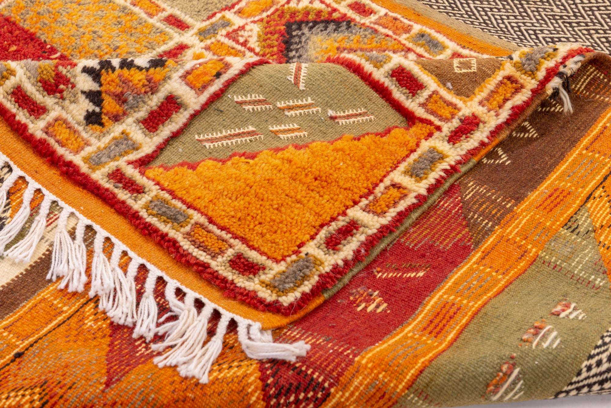 Ignite your space with our Sienna Spark Glawi Rug. This classic Glawi-style masterpiece boasts a warm yellowish-orange tone and a captivating geometric square pattern. Elevate your decor with the timeless beauty and craftsmanship of this unique rug, bringing a touch of tradition and artistry to your home.