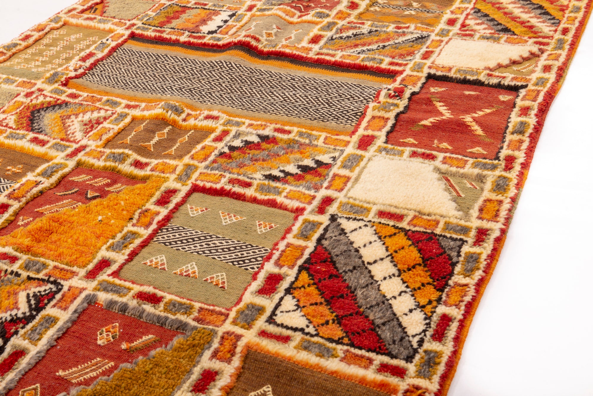 Ignite your space with our Sienna Spark Glawi Rug. This classic Glawi-style masterpiece boasts a warm yellowish-orange tone and a captivating geometric square pattern. Elevate your decor with the timeless beauty and craftsmanship of this unique rug, bringing a touch of tradition and artistry to your home.